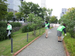 8月30日に公園のごみ拾いをする企業ボランティア