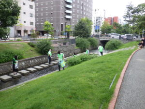 8月30日に公園のごみ拾いをする企業ボランティア