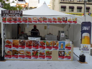 狸二条広場で開催中のオータムフェスト特別会場飲んで食べちゃいな祭の食べ物店舗