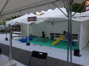 狸二条広場で開催中のオータムフェスト特別会場飲んで食べちゃいな祭のキッズコーナー