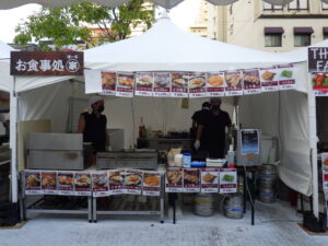 狸二条広場で開催中のオータムフェスト特別会場飲んで食べちゃいな祭の食べ物店舗