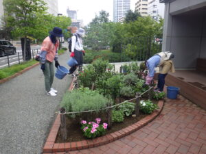 9月1日に花壇の手入れをする花くらぶの様子