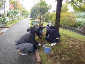 10月5日にスズランの刈り取りの作業をするお助け隊