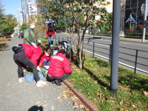 10月26日にヘメロカリスの刈り取りをするお助け隊