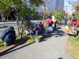 10月26日にヘメロカリスの刈り取りをするお助け隊