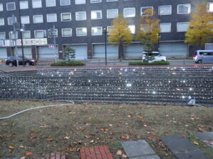 フェンスのイルミネーションの試験点灯の様子