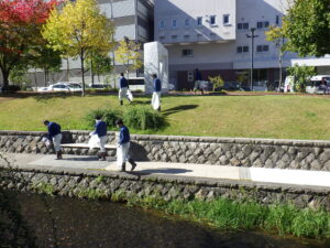 10月13日に行われた企業ボタンティアによる川のごみ拾いの様子