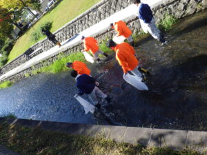 10月13日に行われた企業ボタンティアによる川のごみ拾いの様子