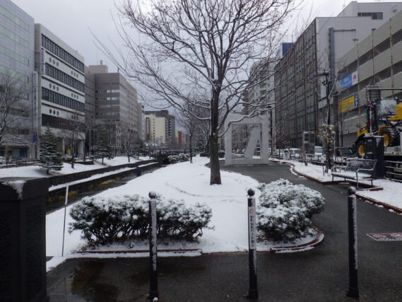 「雪が降りつもった11月最終日の園内」の画像