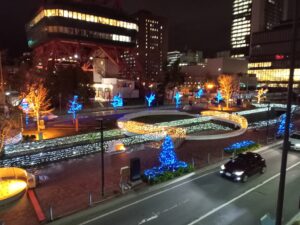 11月14日に最終日を迎えたオレンジリボンイルミネーションライトアップを向かいの歩道橋から見た様子