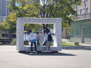 10月8日に公園のごみ拾い活動をする企業ボランティア