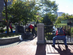 10月8日に公園のごみ拾い活動をする企業ボランティア