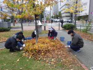 お助け隊の活動に参加してスズランの刈込をする企業ボランティア