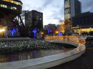 11月1日に点灯したまんなか広場のオレンジリボンイルミネーションライトアップの様子