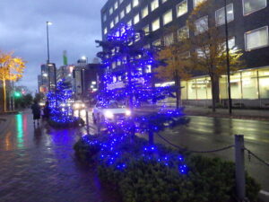 11月1日に点灯したまんなか広場のオレンジリボンイルミネーションライトアップの様子