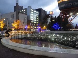 11月1日に点灯したまんなか広場のオレンジリボンイルミネーションライトアップの様子