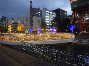 11月1日に点灯したまんなか広場のオレンジリボンイルミネーションライトアップの様子