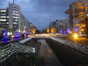 11月1日に点灯したまんなか広場のオレンジリボンイルミネーションライトアップの様子