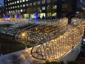 11月1日に点灯したまんなか広場のオレンジリボンイルミネーションライトアップの様子