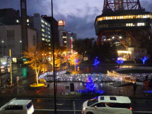 11月1日に点灯したまんなか広場のオレンジリボンイルミネーションライトアップを東側歩道橋から見た様子