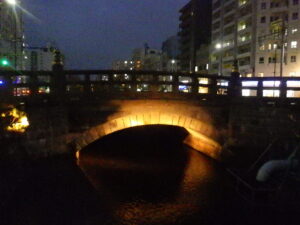 11月1日に点灯したまんなか広場のオレンジリボンイルミネーションライトアップに合わせて点灯した創成橋のライトアップの様子