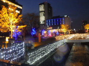 11月1日に点灯したまんなか広場のオレンジリボンイルミネーションライトアップの様子