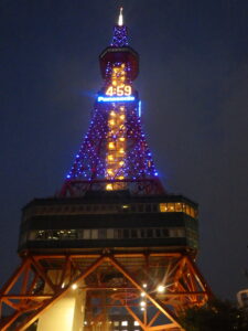 11月1日にオレンジ色にライトアップされる直前の16時59分のテレビ塔