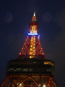 11月1日の17時にオレンジ色にライトアップされたテレビ塔