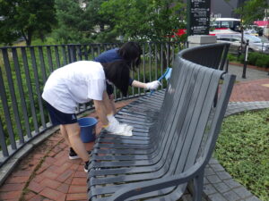 7月20日に公園のごみ拾い活動をする高校生ボランティア