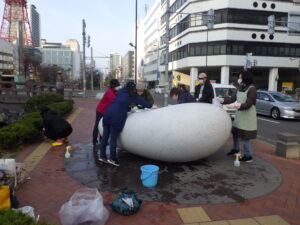 11月12日に安田侃彫刻「天秘」の清掃をする彫刻清掃ボランティア