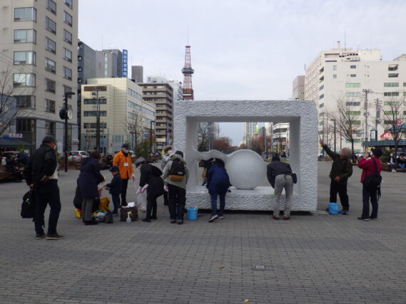 「創成川ポポロ今年度の彫刻清掃ボランティア終了」の画像