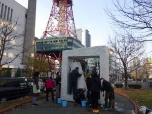 11月12日に安田侃彫刻「生棒」の清掃をする彫刻清掃ボランティア