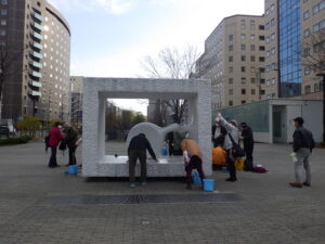 11月12日に安田侃彫刻「生誕」の清掃をする彫刻清掃ボランティア