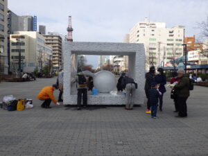 11月12日に安田侃彫刻「生誕」の清掃をする彫刻清掃ボランティア