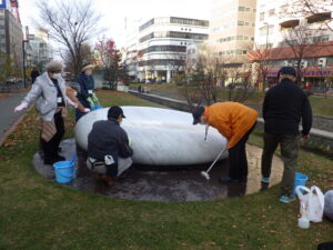 11月12日に安田侃彫刻「天秘」の清掃をする彫刻清掃ボランティア