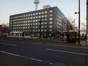 11月9日に札電協青年部が公園のごみ拾いをする様子