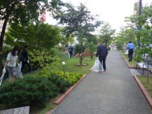 9月13日に公園のごみ拾い活動をする企業ボランティア