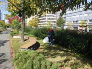 10月12日に公園のごみ拾い活動をする団体ボランティア