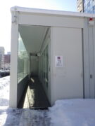 トイレの入り口が冬期仕様になった様子