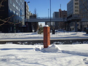 1月28日のスノーリング横の彫刻「たけくらべ」の積雪の様子