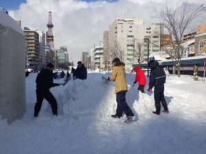 13時20分頃のスノーキャンドルを置く山づくりの様子