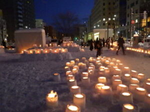 ロウソクに灯りがともった、狸二条広場の様子
