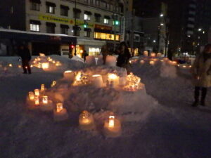 ロウソクに灯りがともった、狸二条広場の様子