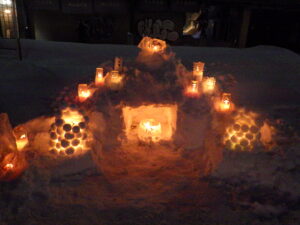 ロウソクに灯りがともった、狸二条広場の様子