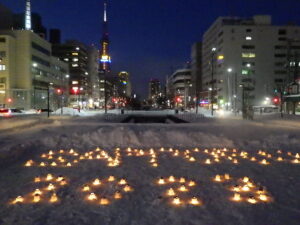 ロウソクに灯りがともった、狸二条広場の様子