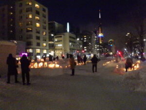 ロウソクに灯りがともった、狸二条広場の様子