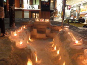 ロウソクに灯りがともった、狸二条広場の様子