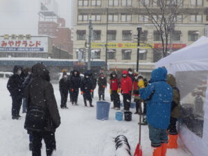 13時に集合して挨拶をする様子