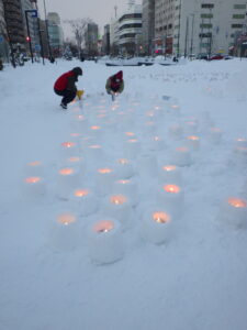 16時半ごろに点灯作業をする様子