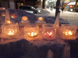 ロウソクに灯りがともった、狸二条広場の様子